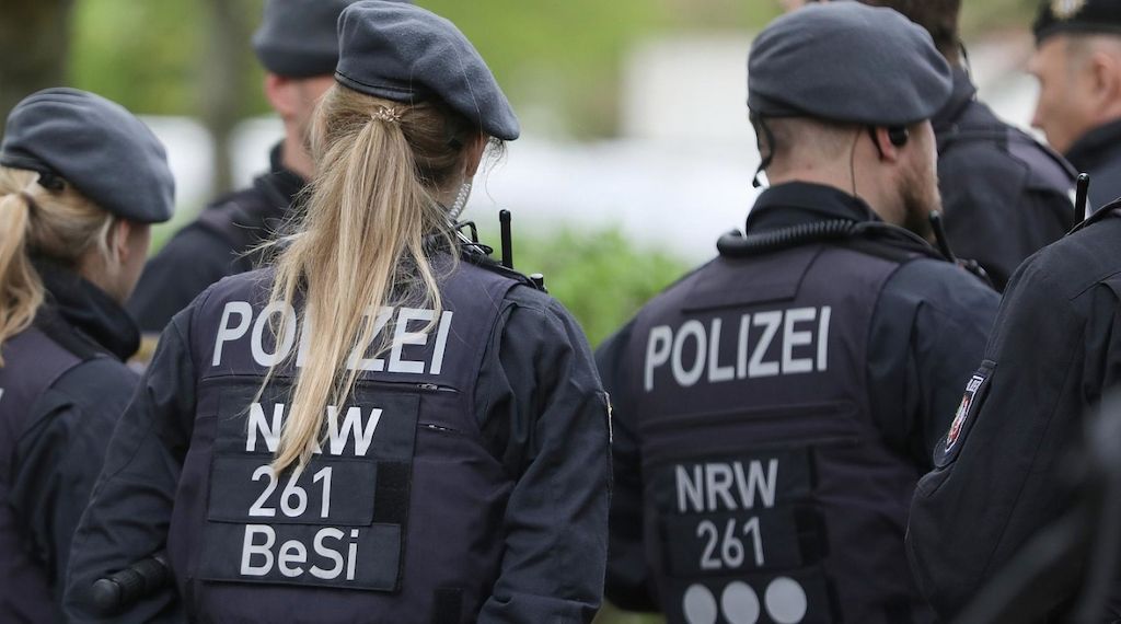 Glienicke/Nordbahn: Drei Polizisten bei Einsatz auf Trödelmarkt verletzt