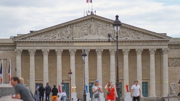 Schwarz-Rot macht sich nach Misstrauensvotum in Frankreich Sorgen