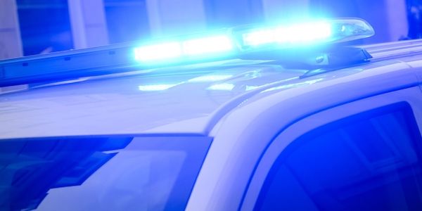Wilde Fahrerflucht vor der Polizei – Crash in Schaufenster