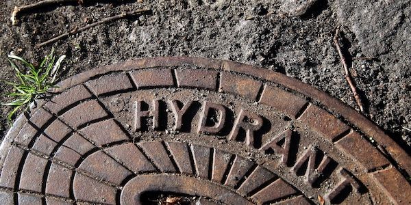Unbekannter beschädigt Wasserhydranten in Stuttgart