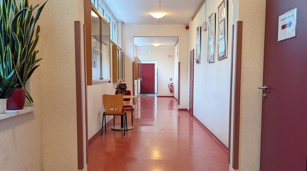 Verbände kritisieren marode Schulen und Notlösungen