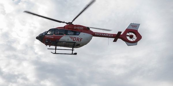 Kleintransporter kippt auf Seite - Fahrer schwer verletzt