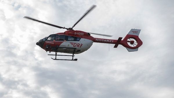 Kleintransporter kippt auf Seite - Fahrer schwer verletzt