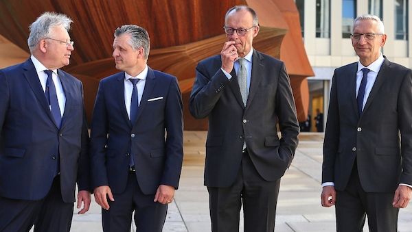Bundeskanzler beim BND: Täglich Angriffe auf Infrastruktur