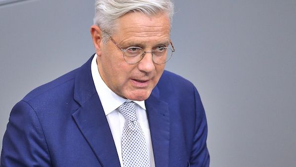 Röttgen drängt auf Anschaffung von Abwehrdrohnen