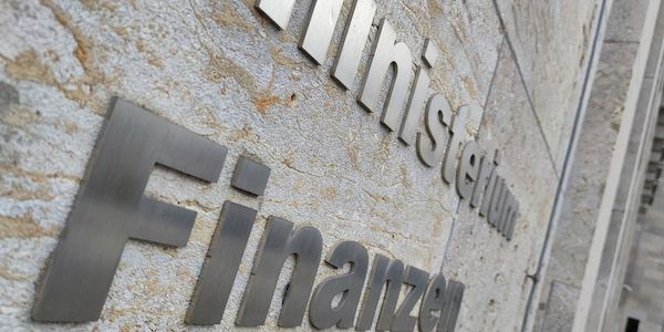IW: Schwarz-Rot stopft mit Sondervermögen Haushaltslöcher