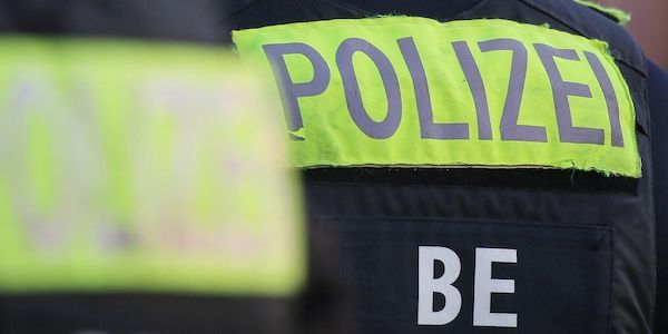Berlin-Mitte: Mann mit Schreckschusswaffe und Messer schwer verletzt