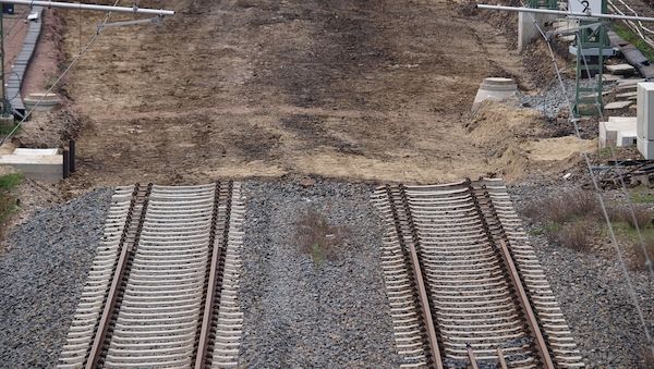 Politiker und Verbraucherschützer kritisieren Bahn-Sparpläne