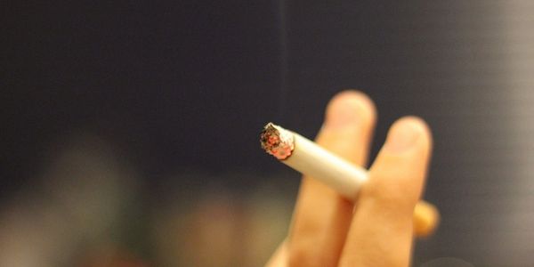 Zauberkünstler Chris Ehrlich ermahnt rauchende Crew-Mitglieder