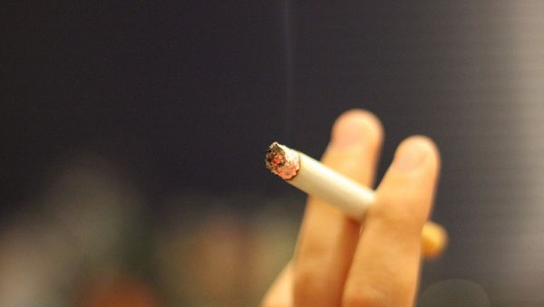Zauberkünstler Chris Ehrlich ermahnt rauchende Crew-Mitglieder