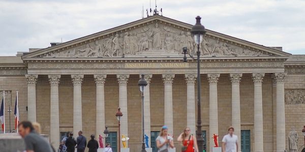Schwarz-Rot macht sich nach Misstrauensvotum in Frankreich Sorgen