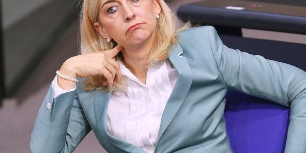 Warken schließt Leistungskürzungen in Krankenversicherung nicht aus