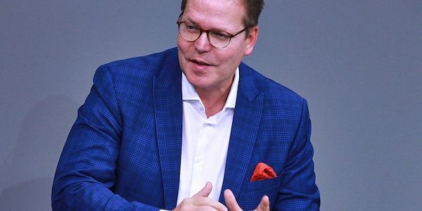 Staatssekretär für Einführung von günstigen Basistarifen in GKV