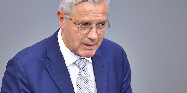 Röttgen drängt auf Anschaffung von Abwehrdrohnen