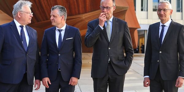Bundeskanzler beim BND: Täglich Angriffe auf Infrastruktur