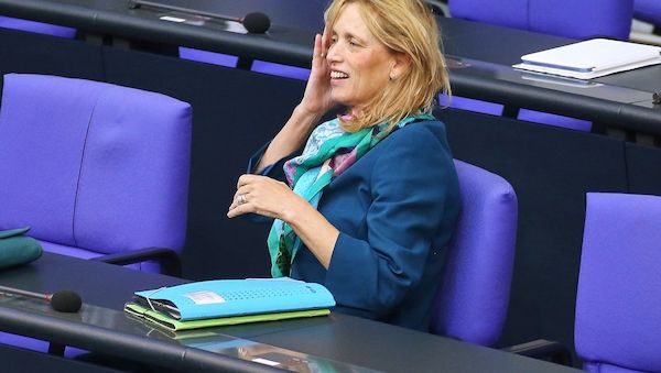 Prien lässt Förderprogramm "Demokratie leben" umbauen