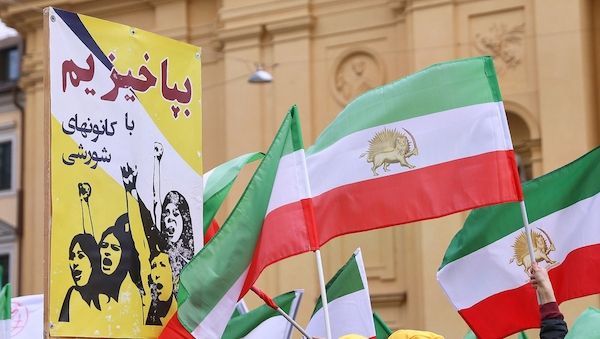 Angehörige iranischer Regime-Opfer fordern Maßnahmen gegen Teheran