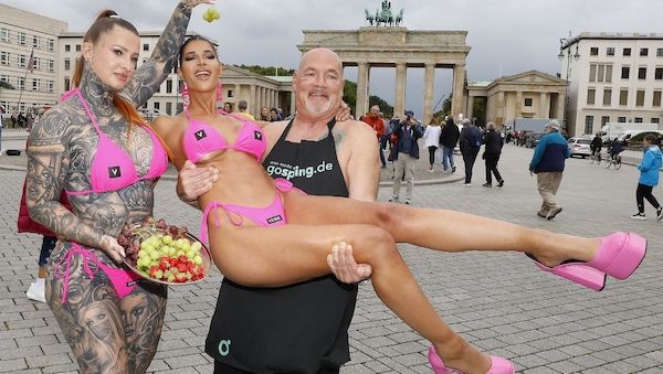 Futterluke füttert Nacktschnecke - VENUS schockt Berlin