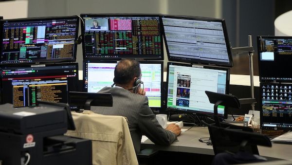 Dax schließt nahezu unverändert - Rückversicherer vorn