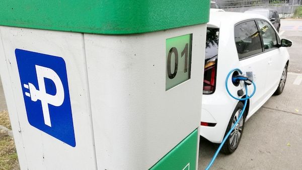 Fast jede zweite Kommune hat keine öffentlichen Ladesäulen