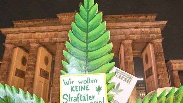 Streeck erwartet "sehr gemischtes Bild" bei Cannabis-Evaluierung