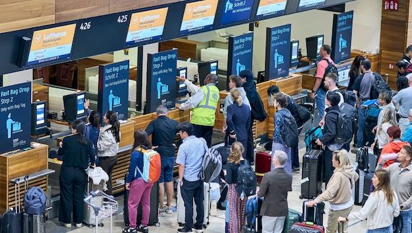 Lange Schlangen am Berliner Flughafen nach Cyberangriff und Marathon