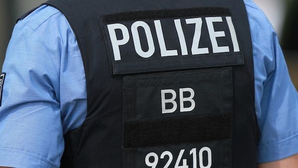 Mann zeigt Hitlergruß und attackiert Bundespolizisten in Leipzig