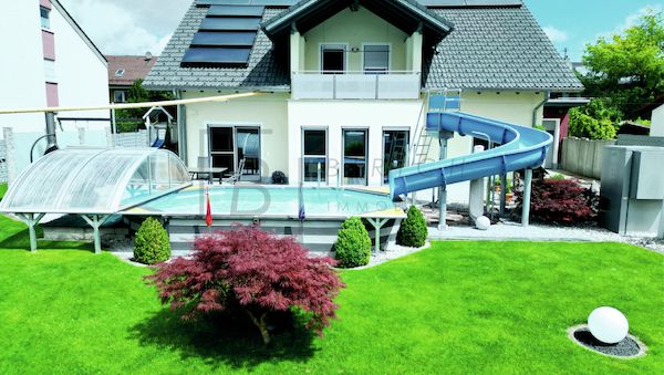 Modernes Einfamilienhaus mit beheiztem Pool: Spitzenenergieeffizienz mit nur 12 kWh/m²
