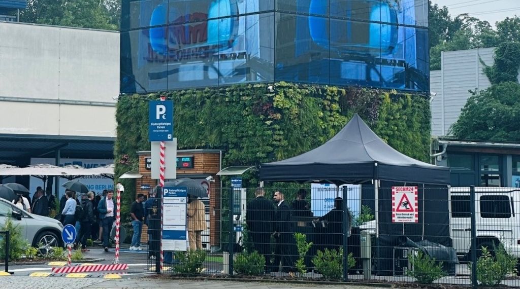 Mobilitäts-Hub WE Tower: Berlins größter und grünster Ladepark überzeugt mit starker Nachfrage im In- und Ausland