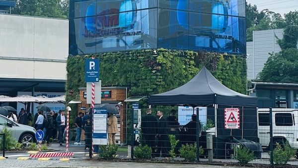 Mobilitäts-Hub WE Tower: Berlins größter und grünster Ladepark überzeugt mit starker Nachfrage im In- und Ausland