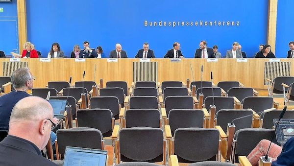 Bundesregierung will Trump-Lob nicht bewerten