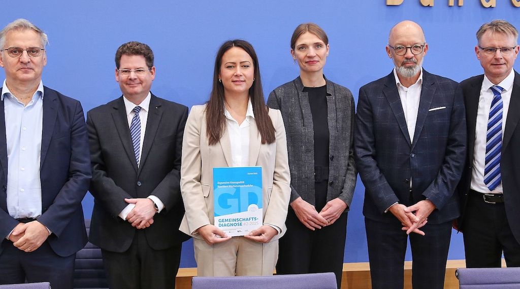 Wirtschaftsinstitute heben Konjunkturprognose minimal an