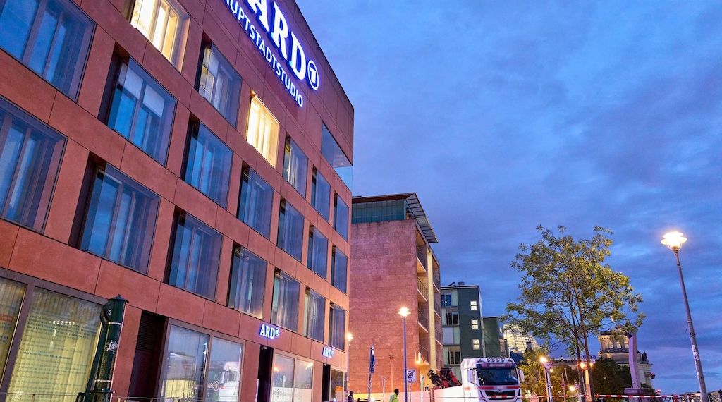 Radfahrer im Berliner-Regierungsviertel von Lkw erfasst