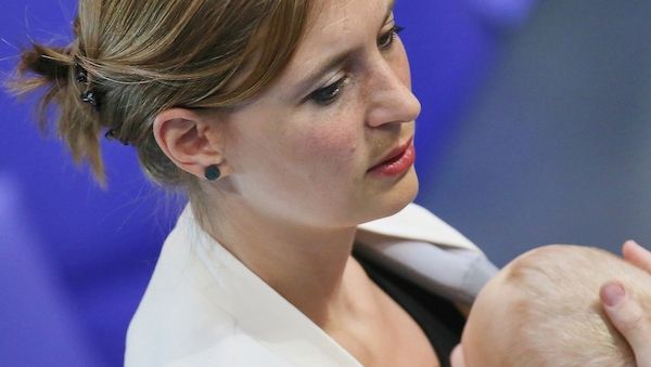 Prien fordert bessere Unterstützung für Mütter in der Politik