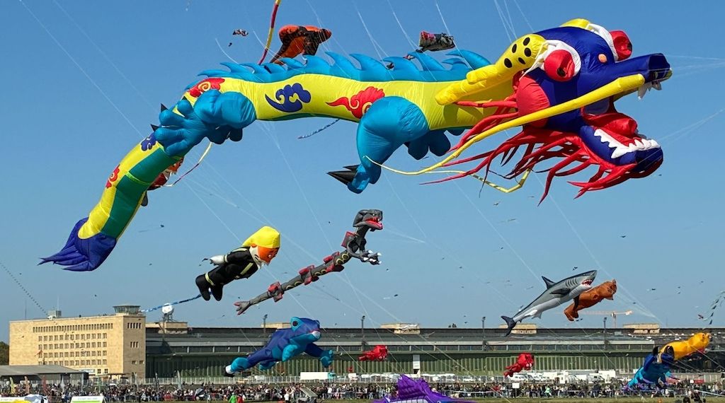 Ungeheuer über dem Tempelhofer Feld: 100.000 bewundern Riesendrachen