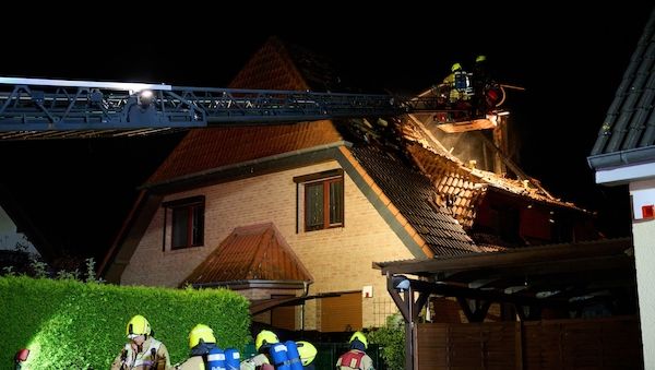 Brand in Doppelhaushälfte in Berlin-Marzahn: zwei Tote, zwei Schwerverletzte