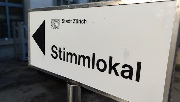 Schweizer stimmen knapp für elektronische ID