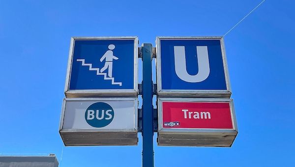 Frau stürzt vor einfahrende U-Bahn in München