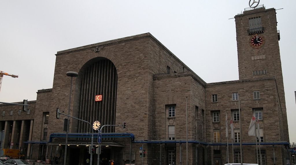 ICE fährt in Stuttgart gegen Prellbock