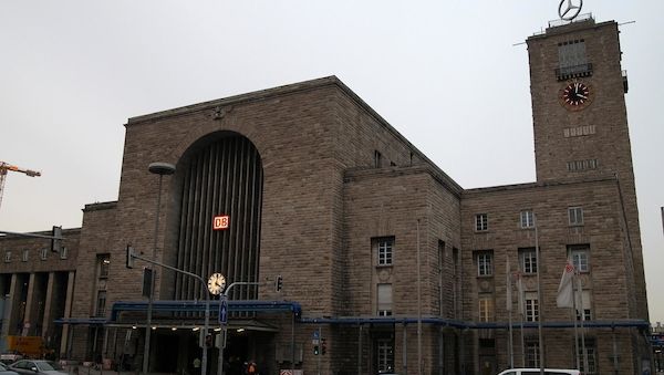 ICE fährt in Stuttgart gegen Prellbock