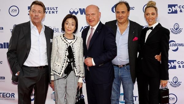 Prominente ehrten bei der Einweihung des Harald-Juhnke-Platzes den Entertainer!