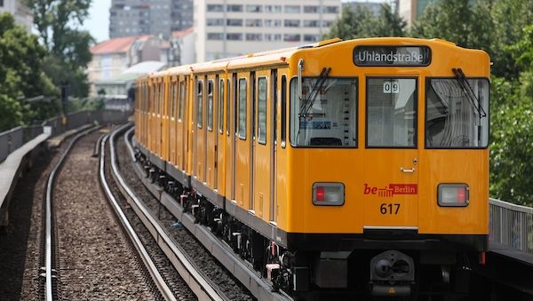Unbekannter schießt auf U-Bahn in Berlin-Reinickendorf