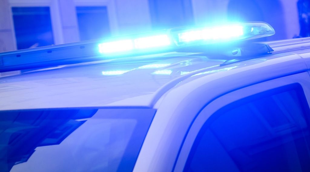 Wilde Fahrerflucht vor der Polizei – Crash in Schaufenster