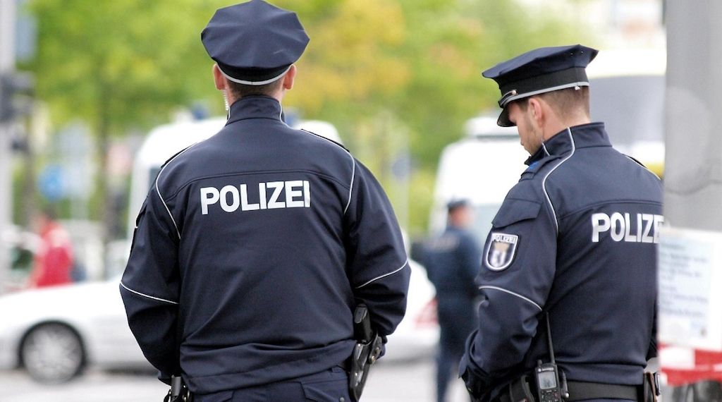 Unbekannter schießt auf Auto in Berlin-Schöneberg