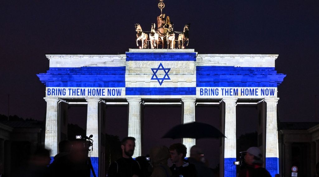 Brandenburger Tor zum Gedenken an 7. Oktober angestrahlt