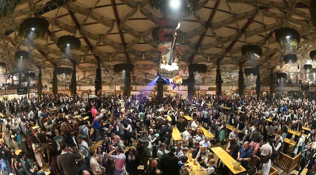 10.000 Besucher zu nüchterner Wiesn in Berlin erwartet