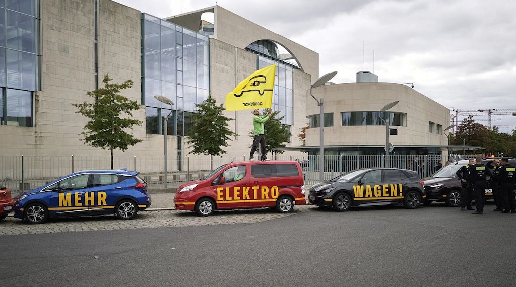 Auto-Gipfel: Greenpeace pocht auf zügigen Umstieg auf E-Mobilität