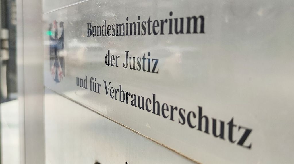 Justizministerium legt Gesetz zur elektronischen Fußfessel vor