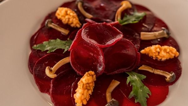 Das Flames Grillrestaurant im Nova Maldives präsentiert vegane "rauchige" Gerichte.