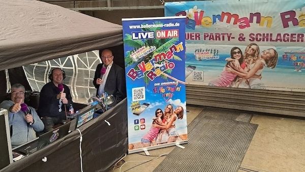 Begeisterte Ballermann Radio-Hörer feiern Olé Party-Finale auf Schalke live mit